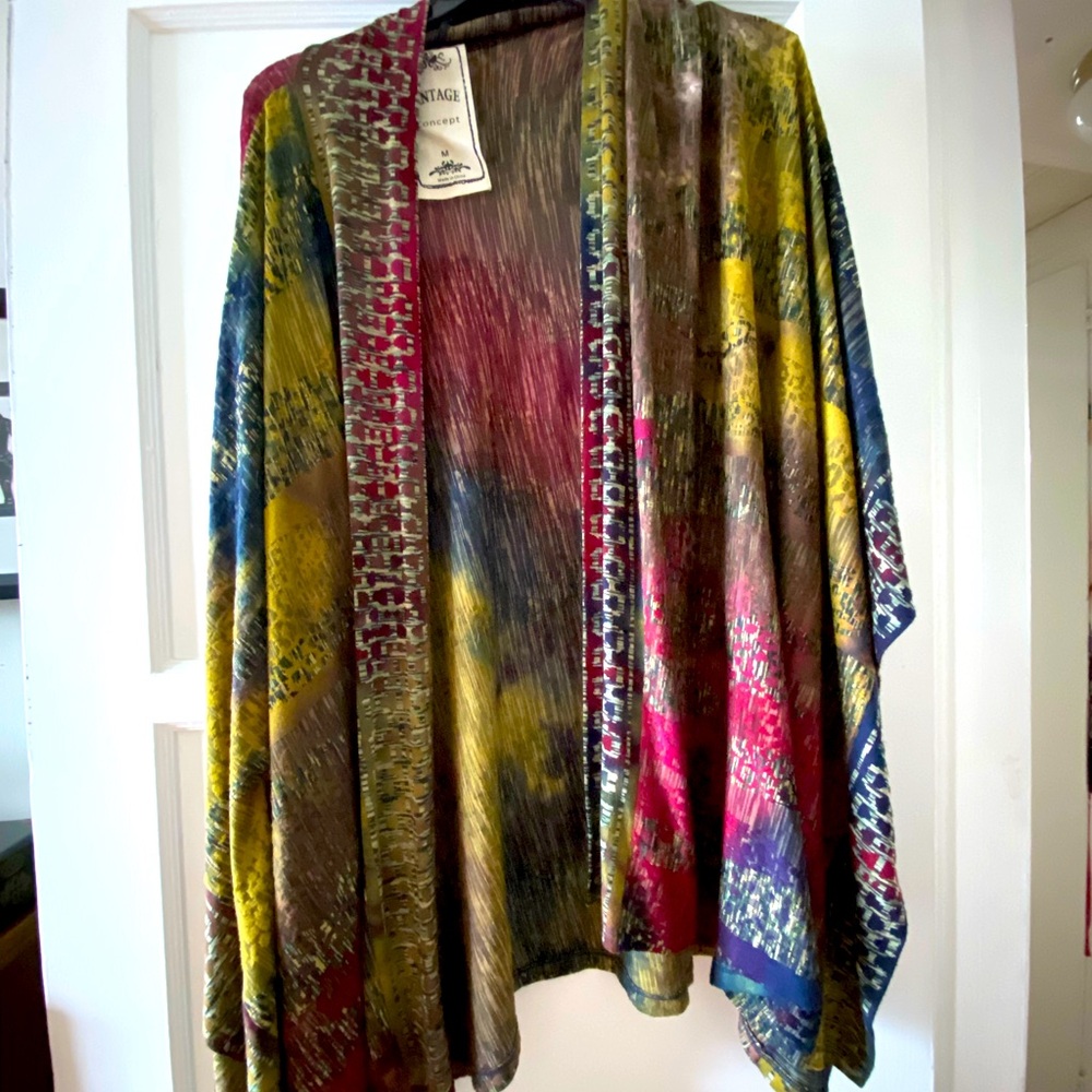 Unique kimono-like wrap. One size.